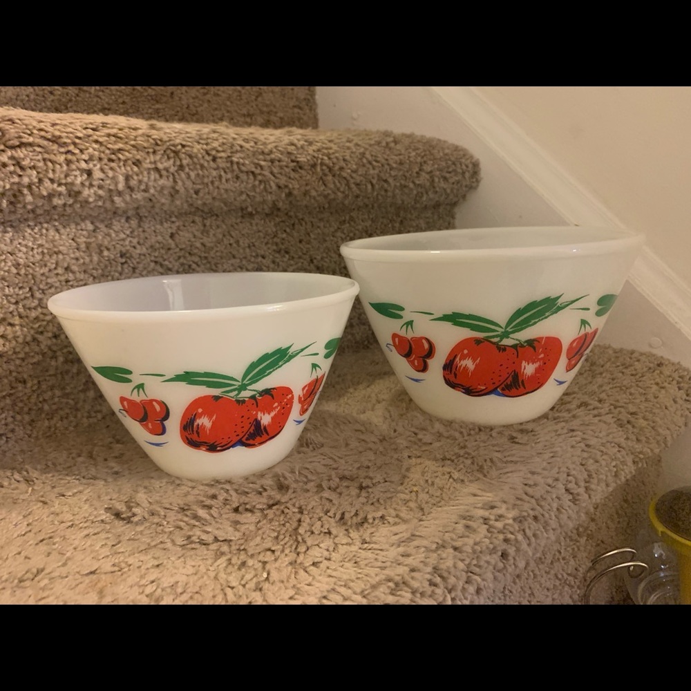 Set of 2 vintage Fire king mixing bowls.